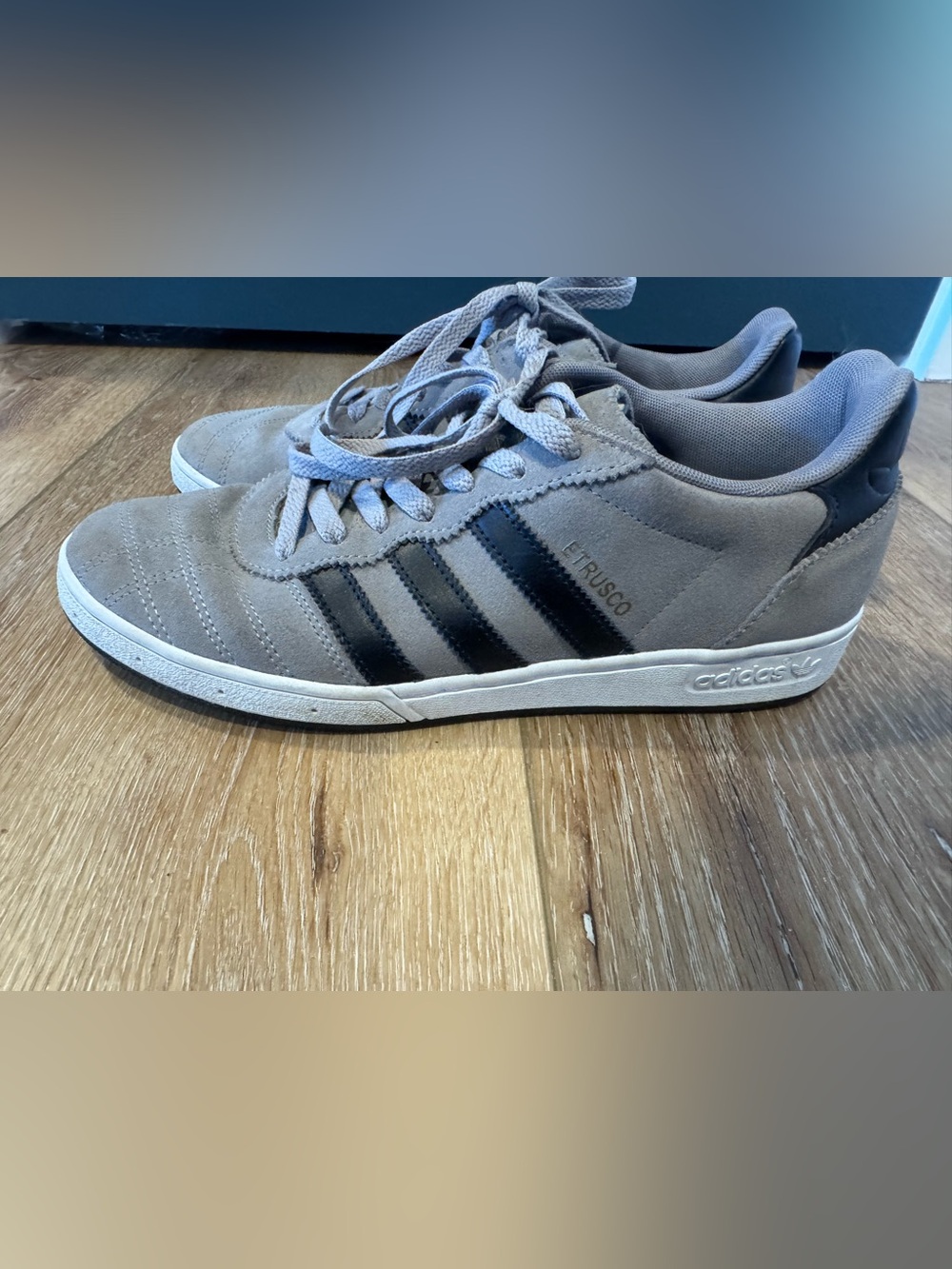 adidas ETRUSCO Men's Light Gray Suede Sneakers with Black Stripes Sz 7.5